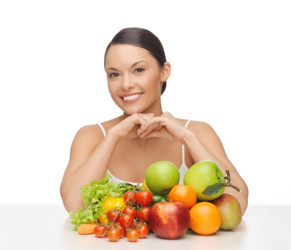 زن شاد با میوه و سبزیجات زیادی