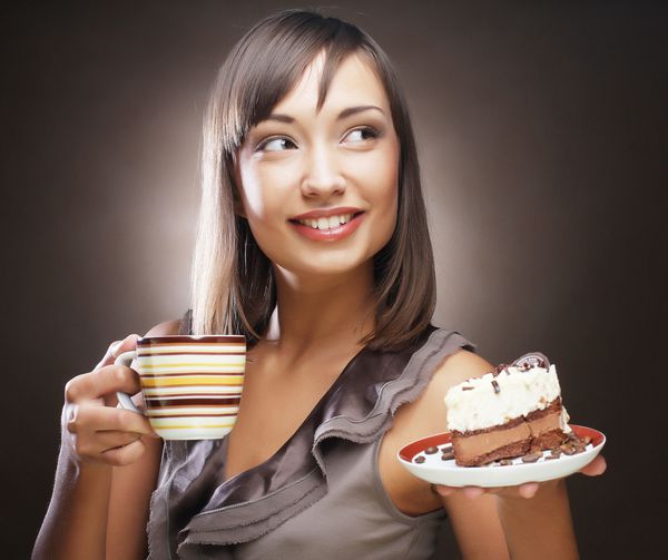 زن با قهوه و دسر