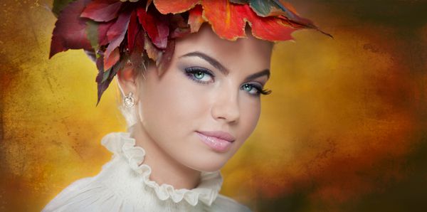 زن پاییزی آرایش خلاقانه زیبا و سبک مو در فضای باز