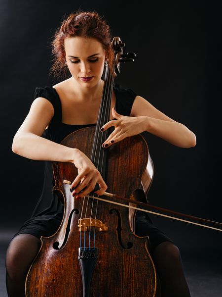 زن زیبا و نوازنده ویولن سل