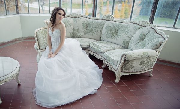 عروس استرس دار که لباس عروسی زیبایی دارد
