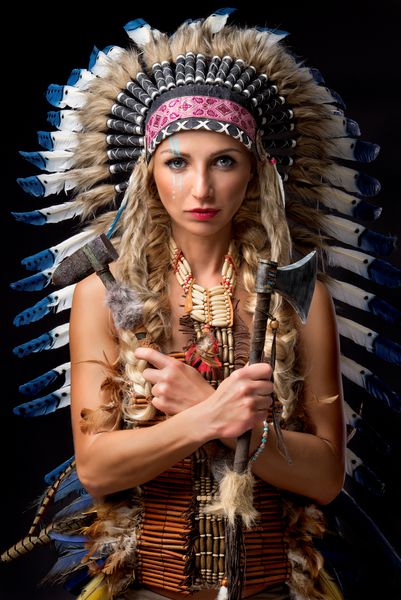 زن زیبا با لباس آمریکایی بومی