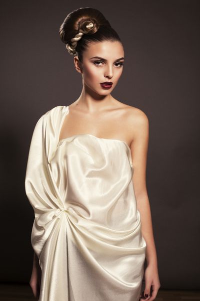 دختر زیبا با لباس یونانی