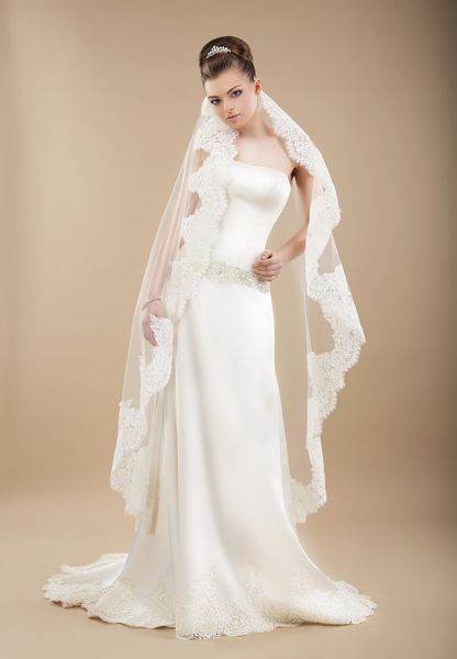 پیچیدگی عروس ایده آل در لباس عروسی و حجاب