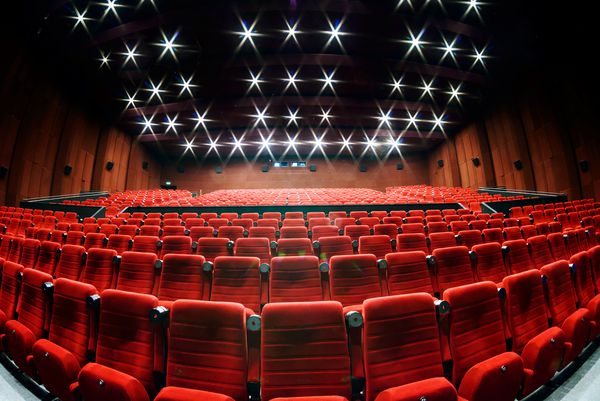 سینما خالی با صندلی های قرمز