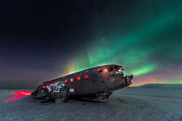 چراغ های شمالی بر فراز هواپیما در ویک ایسلند