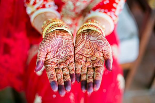 دستان زن و زن با طراحی عروسی حنا نپال