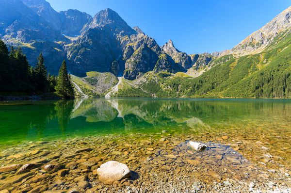 دریاچه کوهستانی با آب سبز Morskie Oko کوههای تاترا لهستان