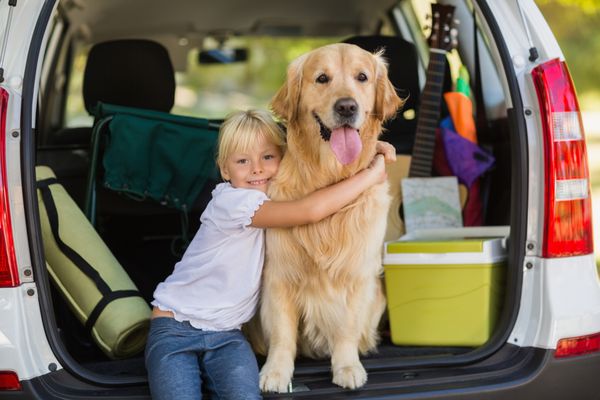 لبخند زدن دخترک به همراه سگش در صندوق عقب ماشین