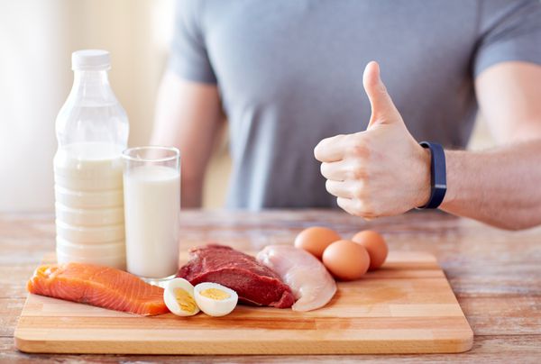 مردی با مواد غذایی سرشار از پروتئین که انگشت شست است