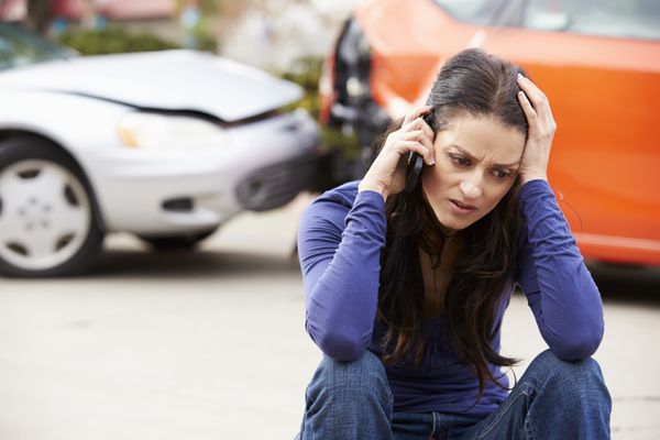راننده زن در تماس تلفنی پس از تصادف رانندگی