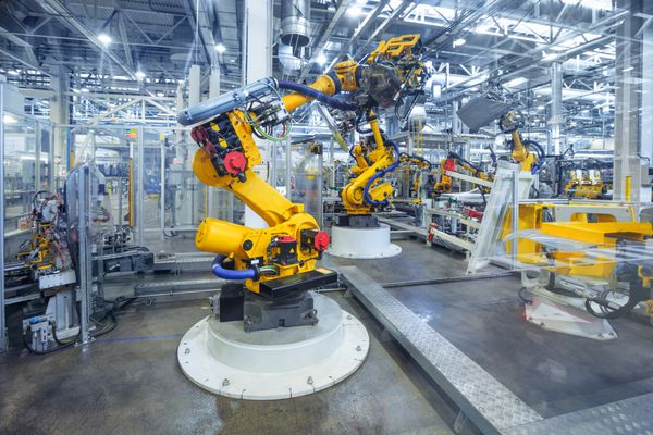 روبات ها در کارخانه ماشین