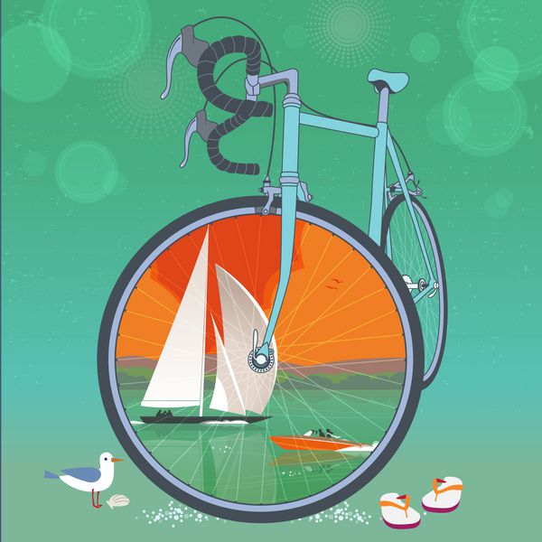 چرخ جلوی دوچرخه یک قاب عکس برای مناظر رنگارنگ تابستانی تابستانی با قایق بادبانی و قایق سرعت است پرنده های مرغ دریایی و تلنگر صندل های صندل را بر روی ماسه انداخت مفهوم تعطیلات تابستانی