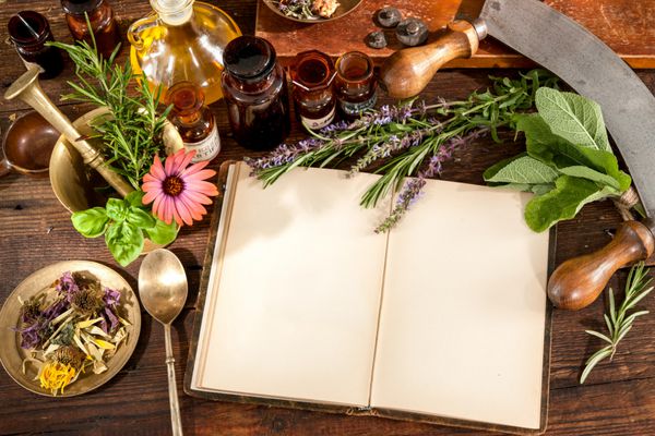 داروهای طبیعی باستانی گیاهان دارویی ویال ها و کتاب دستور العمل های موجود در زمینه چوبی