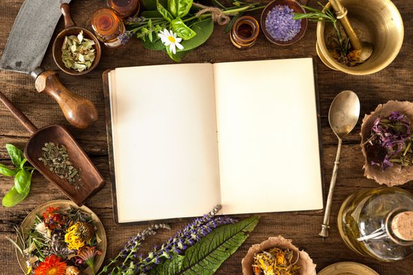 داروهای طبیعی باستانی گیاهان دارویی ویال ها و کتاب دستور العمل های موجود در زمینه چوبی