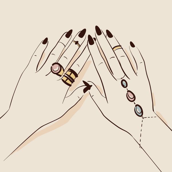 دستان زن که بردار تصویر برداری جواهرات است
