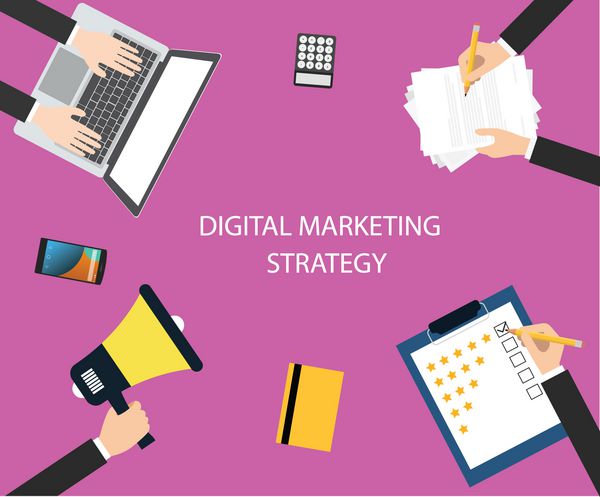 استراتژی بازاریابی دیجیتال با تیمی که از بازاریابی رسانه ای استفاده می کند برای افزایش تبلیغات ارتباطات و فروش همکاری می کند