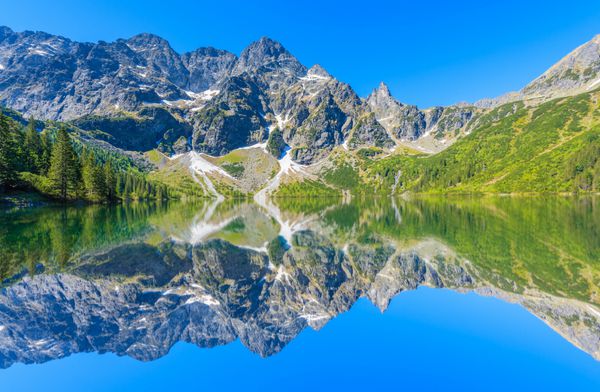 بازتاب قله های کوهستانی در دریاچه زیبای مورسکی اوکو کوه های تاترا لهستان