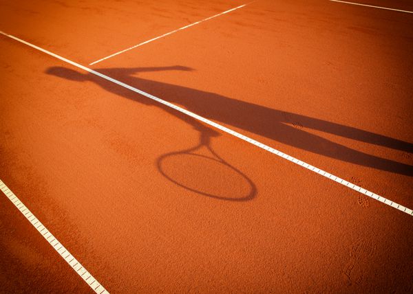سایه تنیسور در عمل در زمین تنیس