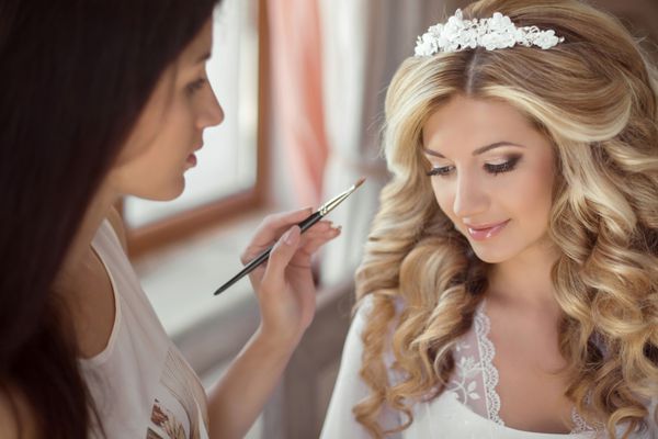 عروسی عروس زیبا با آرایش و مدل مو سبک می سازد