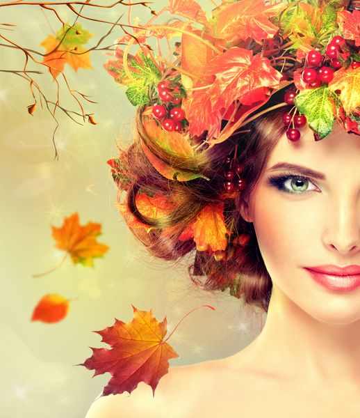 زیبایی پاییزی آرایش مد زنانه با برگهای پاییز قرمز و زرد تاج گل پاییزی روی سر دختر احساسات و تعجب بر چهره دختر پاییزی