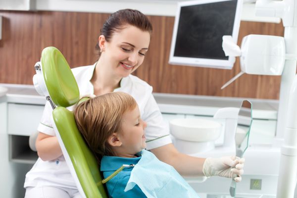 کودک نر ناز از کار پزشک دندانپزشکی راضی است