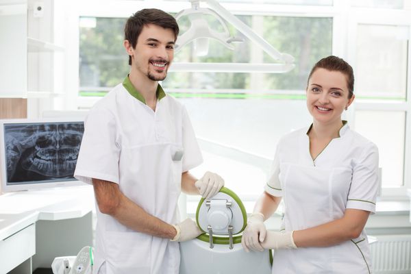 پزشکان جوان و دندانپزشکی با خوشحالی کار می کنند