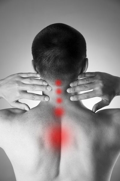 درد در گردن مردی که دارای کمردرد است درد در بدن انسان amp x27؛