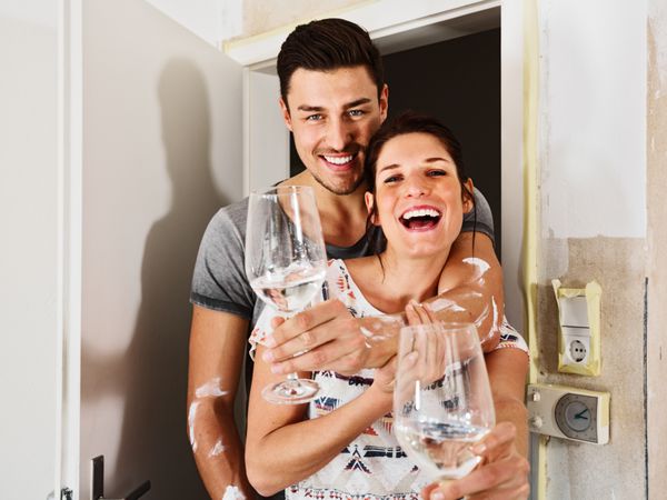 زن و شوهر با لیوان آب در خانه جدید