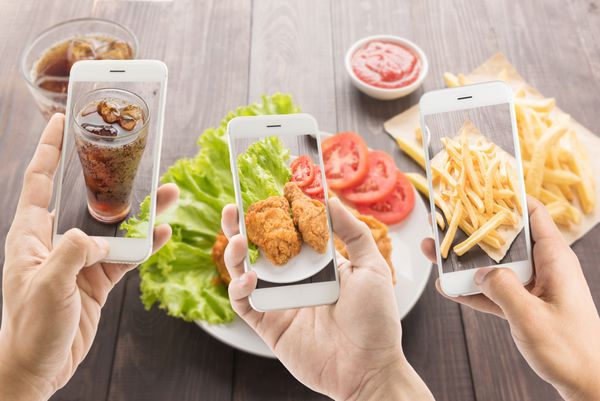 رنجورها با استفاده از تلفن های هوشمند برای گرفتن عکس از مرغ سرخ شده و آزاد