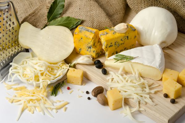 کاسه را با پنیر رنده شده و ادویه جات ترشی جات و پنیرهای اطراف