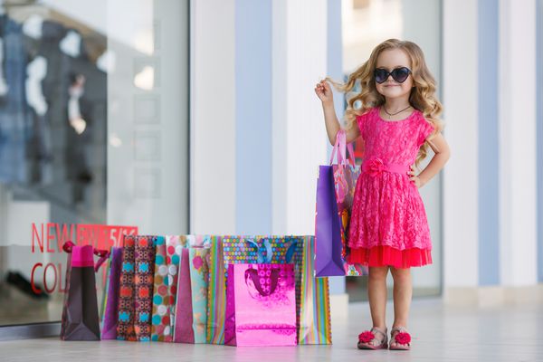 دخترک با کیف خرید به فروشگاه می رود