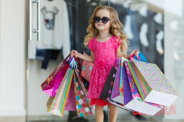 دخترک با کیف خرید به فروشگاه می رود