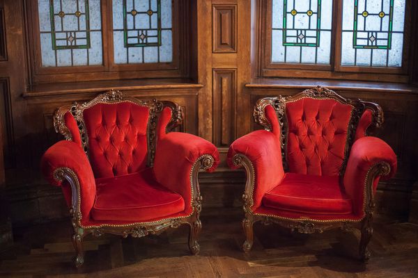 صندلی های مخملی قرمز