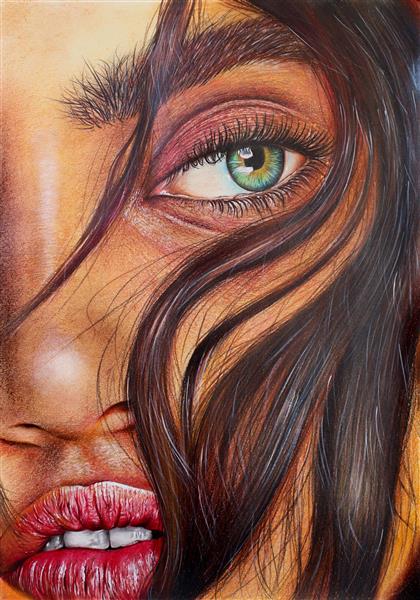 پرتره زیبا نقاشی مداد رنگی از دختری با چشمان آبی با کیفیت بالا و جزئیات زیاد