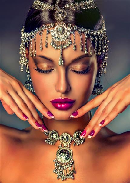 دختر هندی زیبا با جواهرات