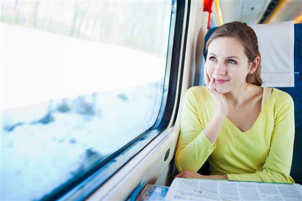 زن جوانی که با قطار سفر می کند