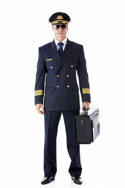 یک خلبان با لباس فرم در یک زمینه سفید