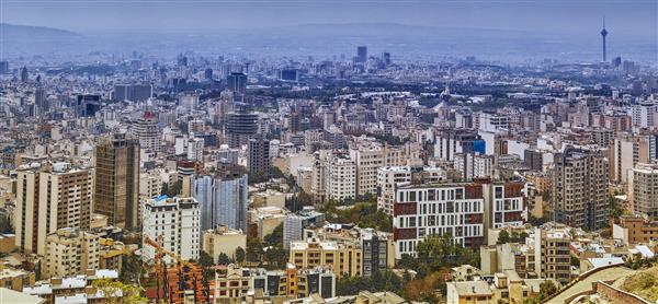 تهران ایران آسمان تهران با ساختمانهای بلند و پارکهای سبز