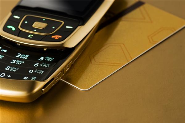 تلفن همراه با کارت اعتباری طلا با پس زمینه طلا