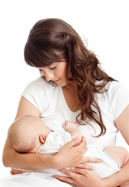 مادر جوان نوزاد شیرخوار خود را شیر می دهد
