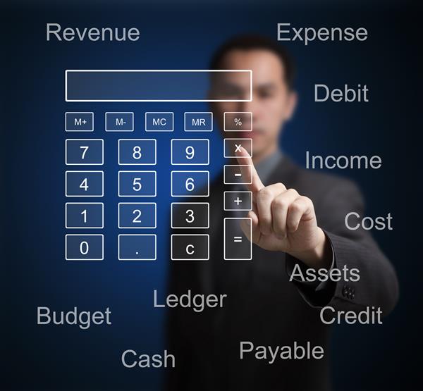 مرد تجاری با اشاره به حسابگر و مفهوم حسابداری در صفحه لمسی کامپیوتر