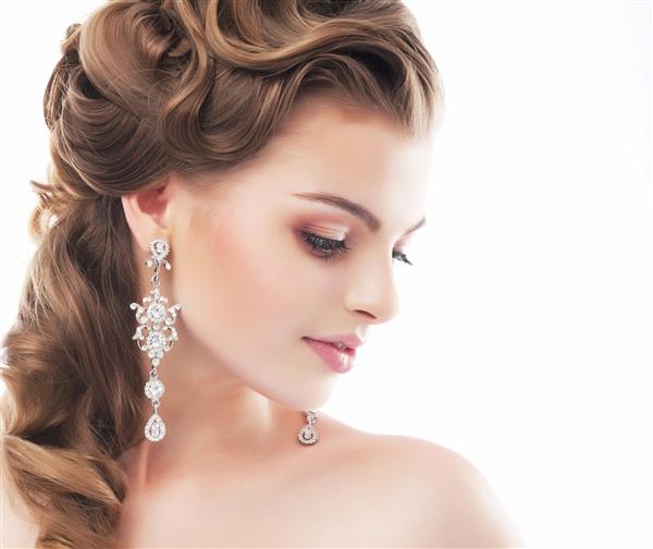 پرتره مدل عروسی زن زیبا که روی پس زمینه سفید جدا شده است تبلیغات و طراحی تجاری خريد كردن جواهرات - گوشواره های عروس مدل مو