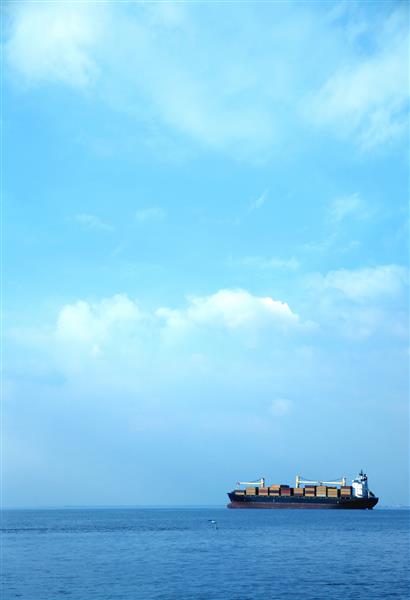 تصویری از یک کشتی بزرگ در دریا