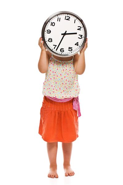 دختربچه ای که یک ساعت دیواری را در دست دارد