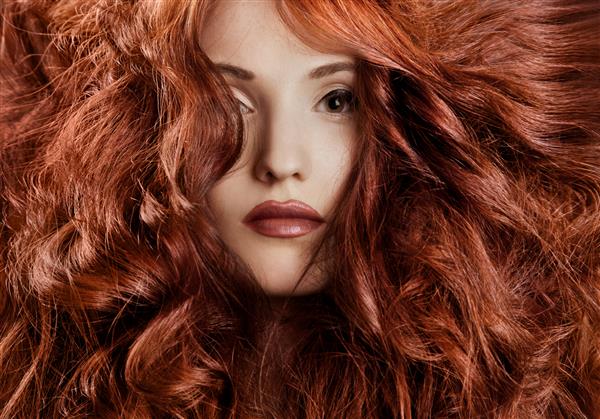 پرتره زیبا از مدل زن با موی قرمز
