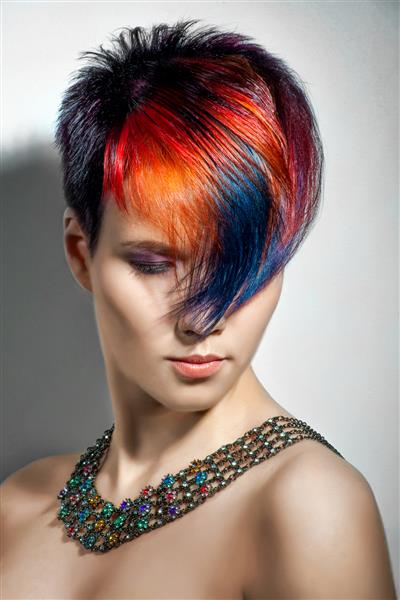 پرتره یک دختر زیبا با موهای رنگ شده رنگ آمیزی حرفه ای مو