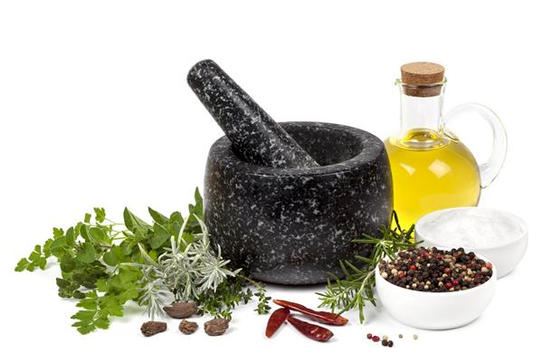 ملات و گلدان مرمر سیاه همراه با گیاهان ادویه ها و روغن زیتون روی سفید جدا شده است