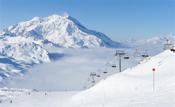کوههایی با برف در زمستان ایزر آلپ فرانسه