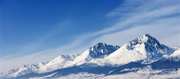 قله تاتری در برف و در زیر آسمانهای پانورامای آبی روشن پوشیده شده است